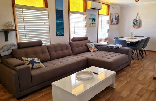 Port Hughes Hotel | Lil Blue Beach House, Port Hughes