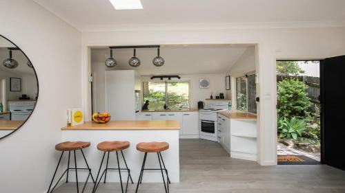 Pearl Beach House | Lil Pearl- 150mtrs to beach, late check out