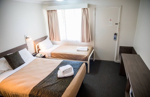 Goulburn Bed & Breakfast | Lilac City Motor Inn Standard Twin Room 6