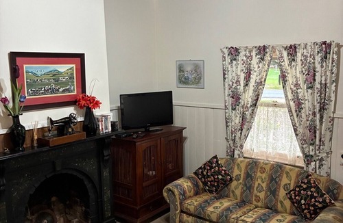 Jamieson Cottage | Lily Cottage for Couples