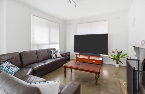 Connewarre House | Ling House Retreat - Private tennis court