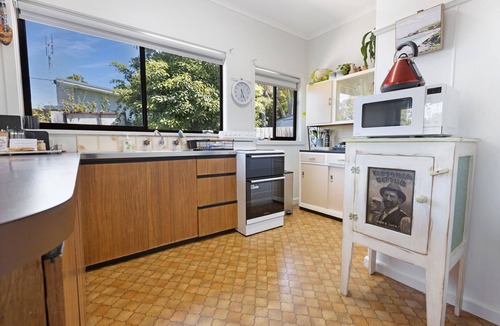 Lakes Entrance House | Linger Longer: Fresh Coastal Escape Opposite the Lakes Entrance Golf Course