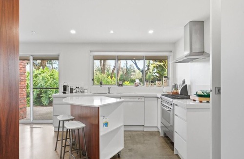 Connewarre House | Lings House - Private Tennis Court