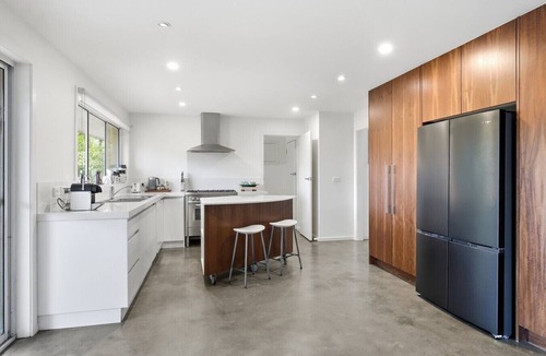 Connewarre House | Lings House - Private Tennis Court