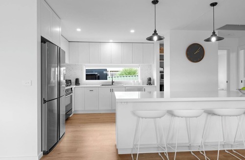Mansfield House | Links Golf Retreat: Modern Family Retreat in Central Location