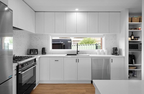 Mansfield House | Links Golf Retreat: Modern Family Retreat in Central Location