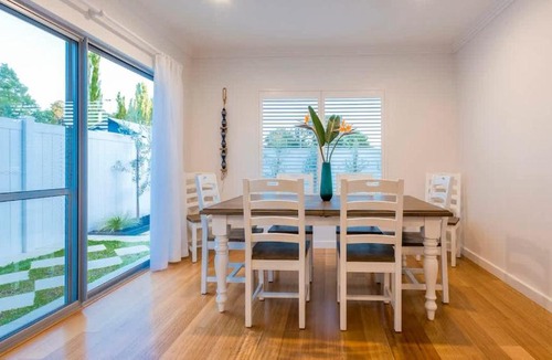 Dunsborough House | Little Hamptons - Beachside Retreat near Town Centre