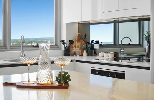 Mermaid Beach Apartment | Little Mermaid Beachside Stay with Ocean Glimpses