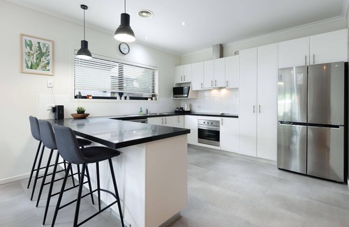 North Albury House | Little Palace on Buckingham - Private and quiet two bedroom, two bathroom apartment
