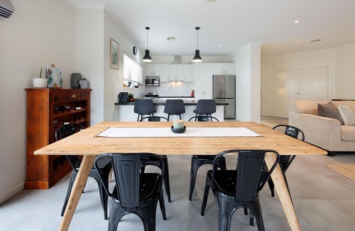 North Albury House | Little Palace on Buckingham - Private and quiet two bedroom, two bathroom apartment