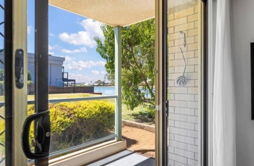 Tennyson Apartment | Liv golf walking distance.