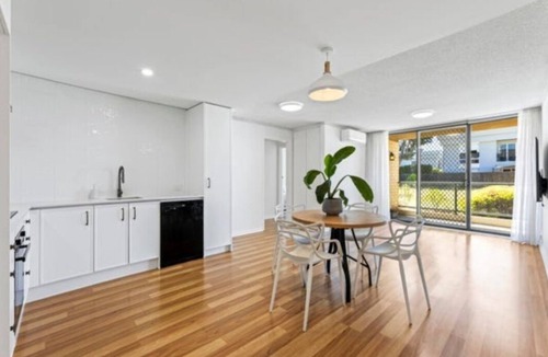 Tennyson Apartment | Liv golf walking distance.