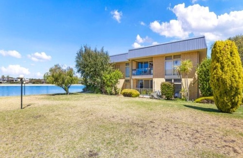 Tennyson Apartment | Liv golf walking distance.