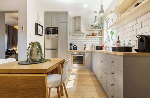 Fitzroy Apartment | Live like a Fitzroy local, steps from Gertrude St