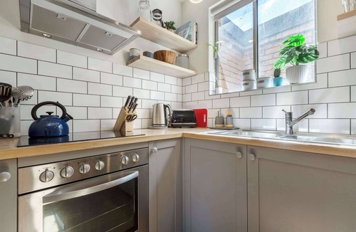 Fitzroy Apartment | Live like a Fitzroy local, steps from Gertrude St