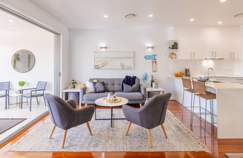 Corlette House | Living the dream, 7a Sandy Point Rd - views, air con, linen