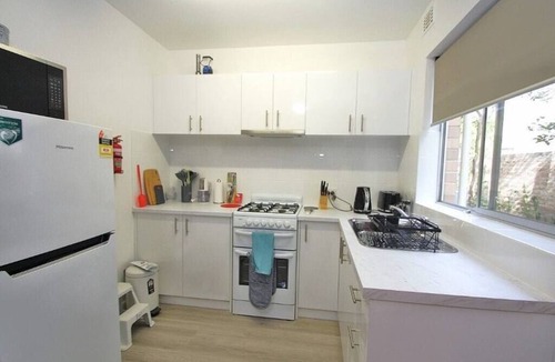 Crawley Apartment | Location Lifestyle Convience! Wifi Netflix Wine