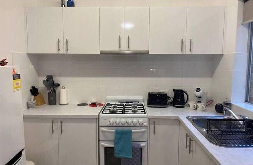 Crawley Apartment | Location Lifestyle Convience! Wifi Netflix Wine