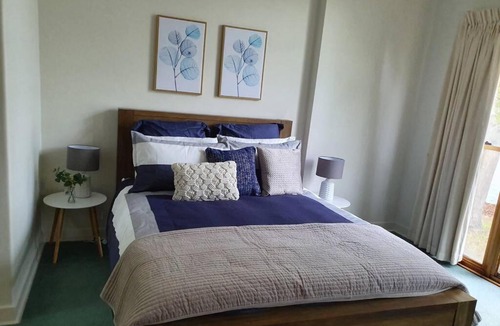 Lake Wendouree House | Location! Location! Overlooking Lake Wendouree