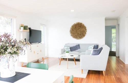 Merimbula House | Lochview - 3 bedroom, pet friendly home with views