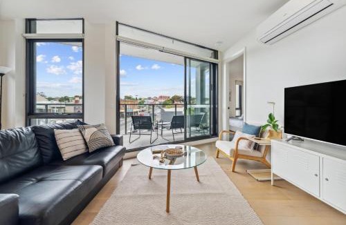 Travancore Apartment | Long Bookings Welcome - Light Filled 2BR Apt with Balcony