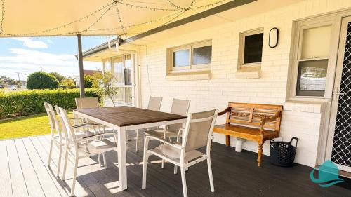 Blacksmiths House | Longshore Drift - metres to Blacksmiths Beach