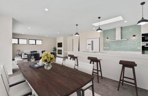 Sandy Bay House | Lord Street Villa - Spacious Comfort & River Views