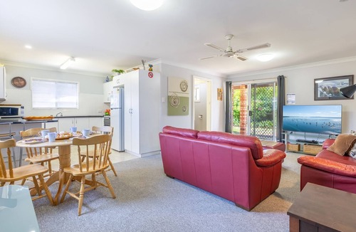 Shoal Bay Apartment | Lorikeet Retreat, 2/117 Tomaree Rd - Pet Friendly, Air Conditioned Holiday House