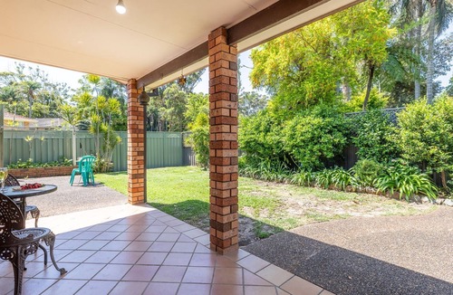 Shoal Bay Apartment | Lorikeet Retreat, 2/117 Tomaree Rd - Pet Friendly, Air Conditioned Holiday House