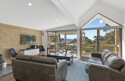 Lorne House | Lorne Lodge - Stylish, Views, WIFI, Wood Fire, Everything you Need