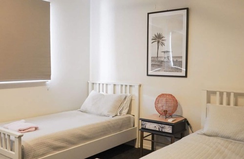 Yabulu Apartment | Lovely 2Bed aprtmnt POOL|Lake Water Views
