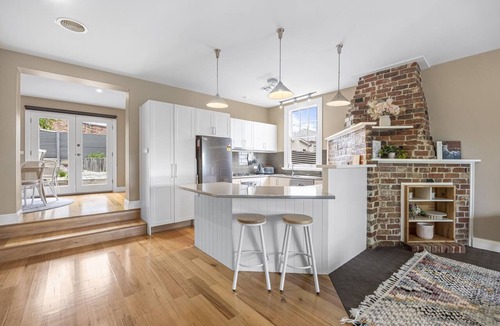 Golden Point Apartment | Lovely 3-Bed with Alfresco Dining in Prime Suburb