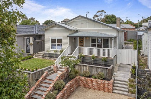 Golden Point Apartment | Lovely 3-Bed with Alfresco Dining in Prime Suburb