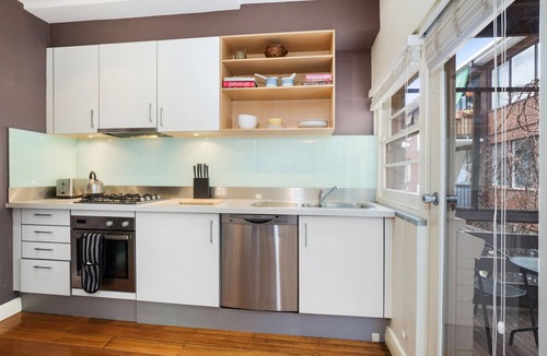 Saint Kilda South Apartment | Lovely Classic Apartment Steps From Beach