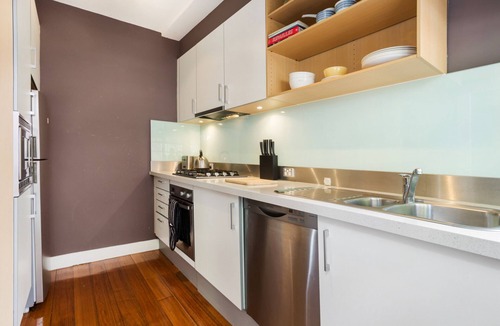 Saint Kilda South Apartment | Lovely Classic Apartment Steps From Beach