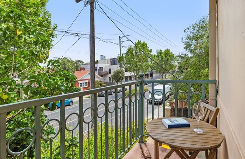 Saint Kilda South Apartment | Lovely Classic Apartment Steps From Beach