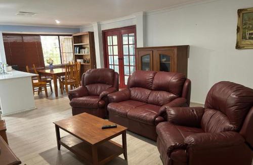 Canning Vale House | lovely double room share bathroom and kitchen