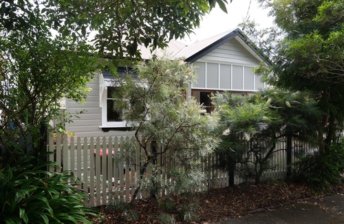 Broadmeadow House | Lovely heritage house, 8min drive to beach & CBD. Short walk to all you need.