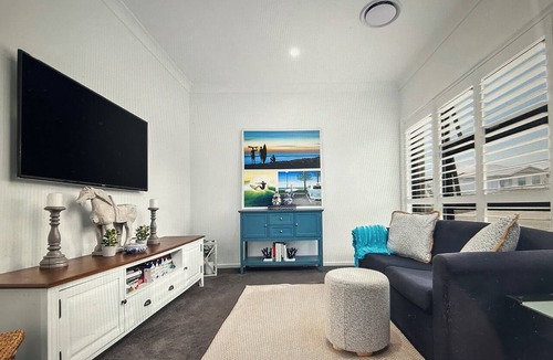 Crangan Bay House | Lovely home in Crangan Bay, between Swansea and lake Munmorah.