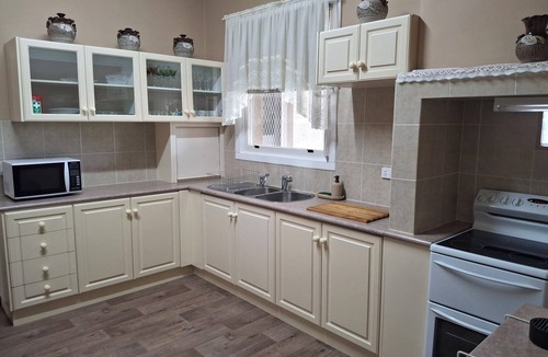 Bookpurnong House | Loxton Holiday Home Pet Friendly, 350m walk to shops & river, wheelchair access.