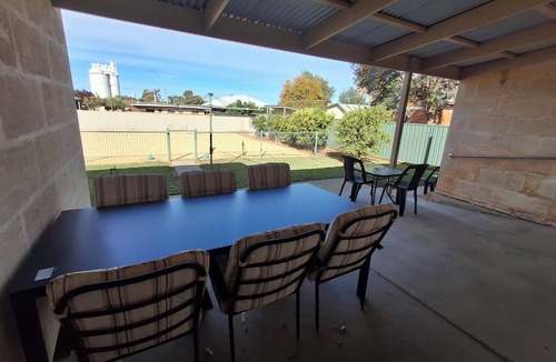 Bookpurnong House | Loxton Holiday Home Pet Friendly, 350m walk to shops & river, wheelchair access.