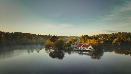 Hepburn Springs House | Lucini Cottage- wood fire and bush views