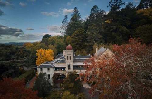 Hepburn Springs House | Lucini Cottage- wood fire and bush views