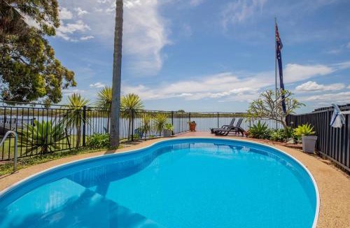 Swansea House | Ludford Lakefront & Beachside Retreat for Groups