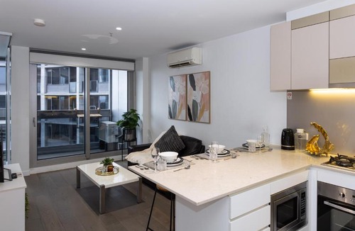 Melbourne Central Business District Apartment | Lux 2BR CBD Apartment with Pool Spa Gym and City Views