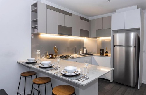 Melbourne Central Business District Apartment | Lux 2BR CBD Apartment with Pool Spa Gym and City Views