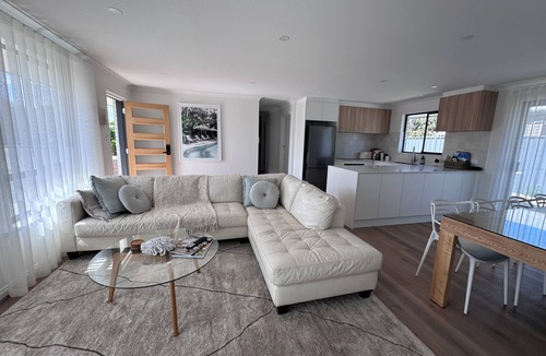 Port Willunga House | Lux coastal retreat 400m to the beach & the gateway to McLaren Vale wine region
