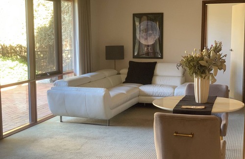 Wheelers Hill Bed & Breakfast | Lux living and comfortable beds