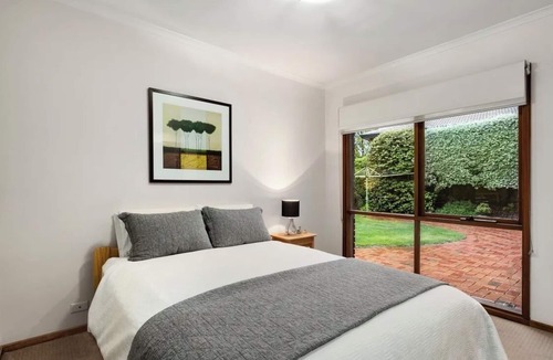Wheelers Hill Bed & Breakfast | Lux living and comfortable beds