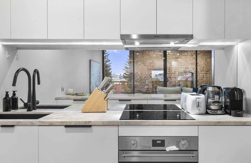 Port Melbourne Apartment | Luxe 2 Bed Apt, Seconds to Beach & Minutes to City